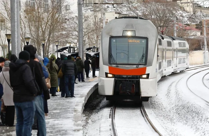 Platformalar, piyada keçidi və körpülər qardan təmizlənir