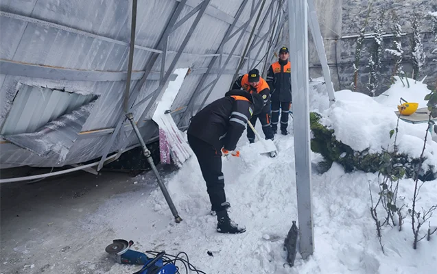 Güclü qar dam örtüyünün maşının üstünə aşmasına səbəb oldu FOTOLAR KONKRET