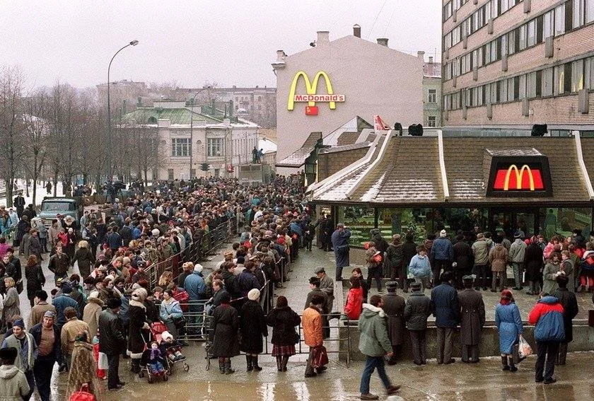 “Fotoxronika”: SSRİ də açılmış ilk “Makdonalds”