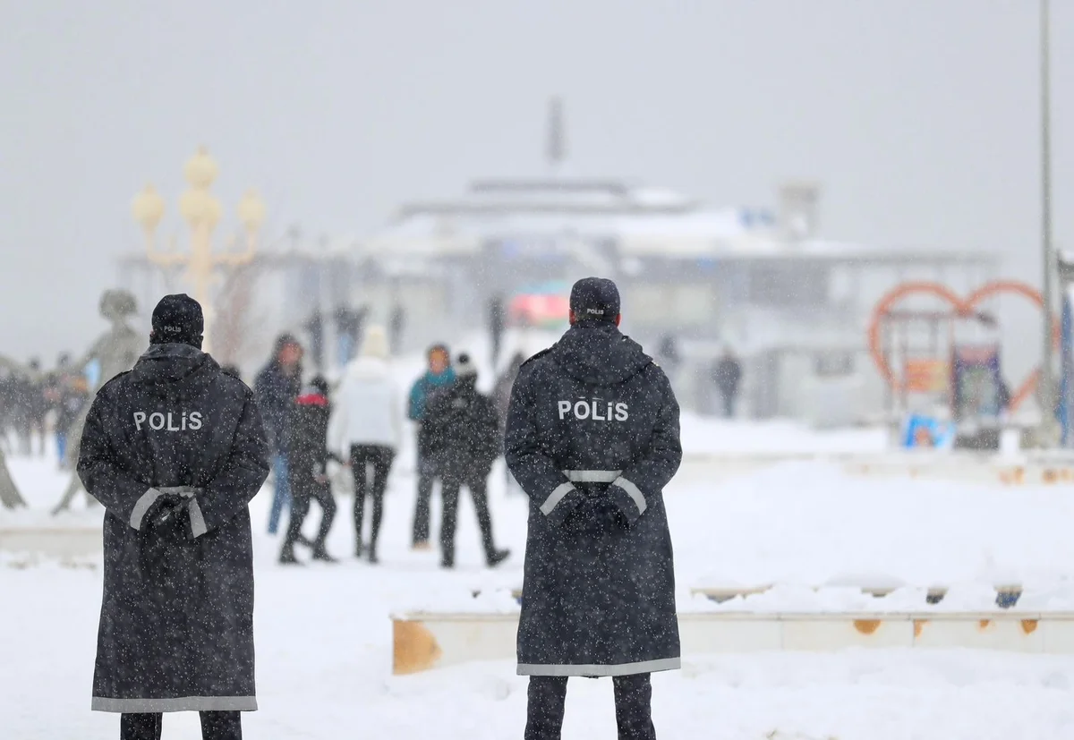 Hava şəraiti ilə əlaqədar polis əməkdaşları tərəfindən zəruri təhlükəsizlik tədbirləri görülür FOTO