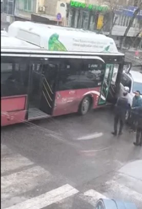 Tələsən “BakuBus” avtobusu qəza törətdi “Prado”ya çırpıldı (VİDEO)