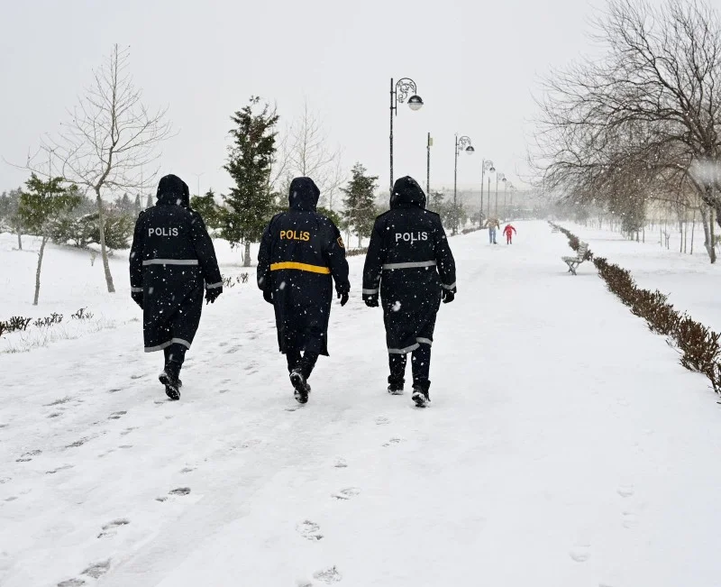 Qarlı havada polisimiz necə işləyir? FOTO