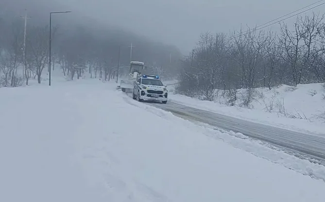 Ağsu aşırımında yollar qardan təmizlənir