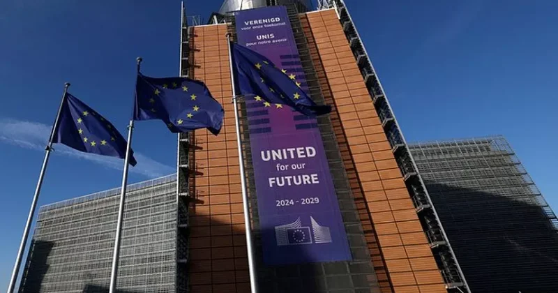 FT: Еврокомиссия планирует лазейку для обхода вето Венгрии на кредит Украине