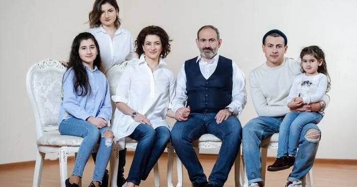 Ermənistanda səs küylü boşanma: uşaqlar kimdə qalacaq? Cütlüyün FOTOLARI