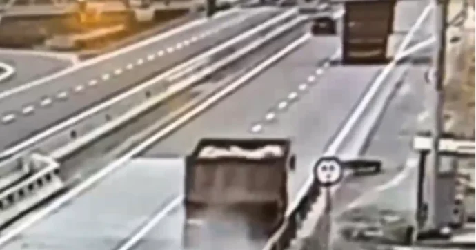 Yük avtomobili dəmir səddə çırpıldı ANBAAN VİDEO