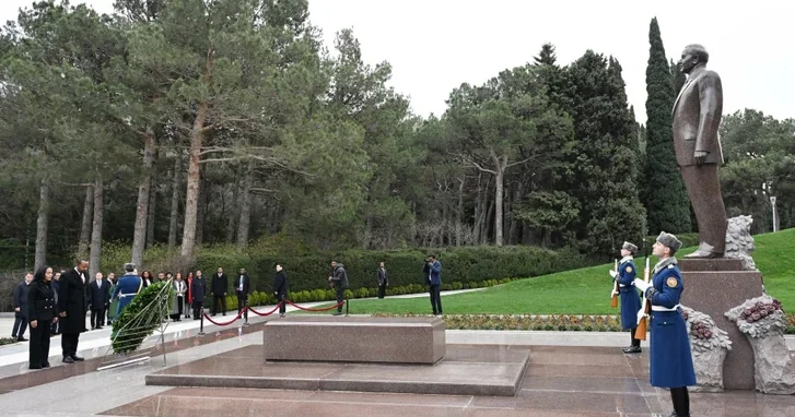 Премьер министр Эфиопии посетил Аллею почётного захоронения в Баку