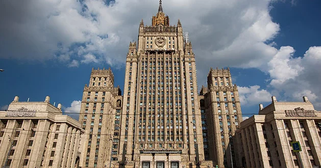 Moskva Rusiya bayrağının yandırılması ilə bağlı Finlandiya səfirinə etirazını bildirib