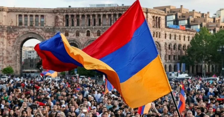 Ermənilər üçün seçim anı: ya Moskvanın çətiri altındakı bataqlığa, ya da...