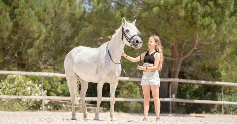 Sarkozinin yeniyetmə qızının açıq saçıq paylaşımı müzakirələrə səbəb oldu FOTO