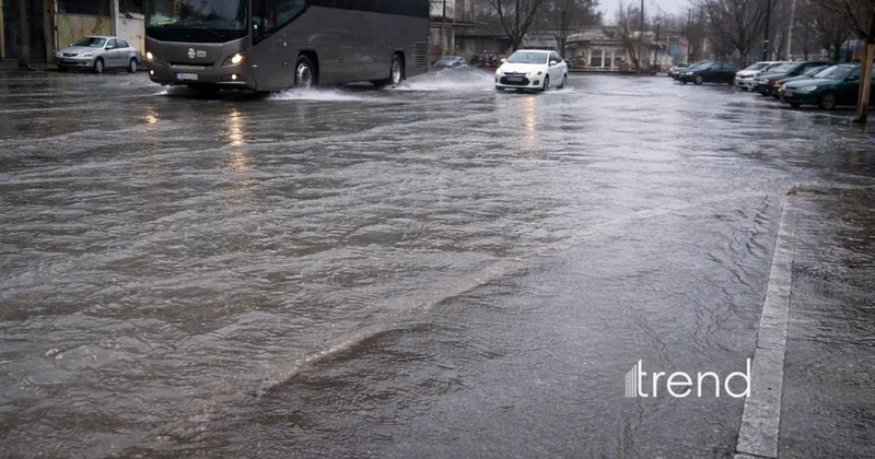 В Баку затопило несколько улиц ВИДЕО