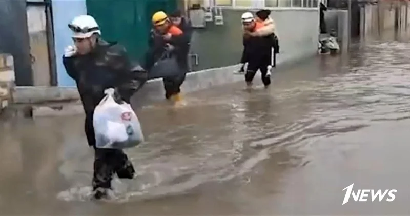 Спасатели МЧС эвакуировали 9 жителей с затопленных домов ВИДЕО