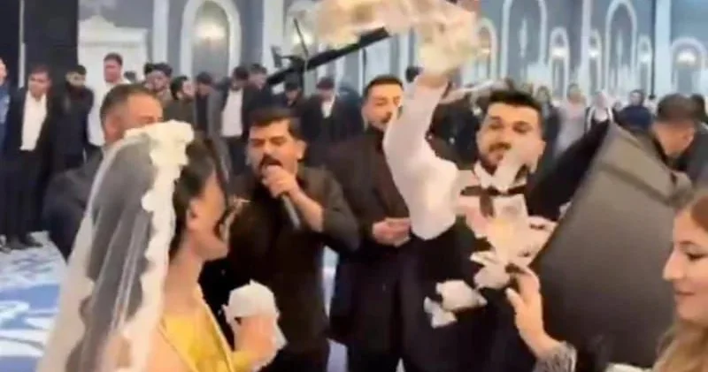 Toyda səpələnən pullar gündəm oldu FOTO