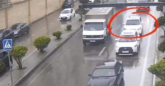 Bakıda yağışlı havada baş verən qəzanın ANBAAN VİDEOSU