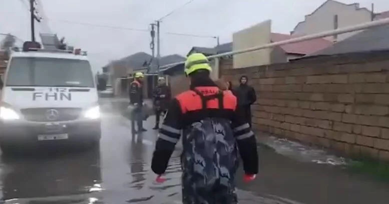Bakının bəzi fərdi yaşayış evlərinin həyətyanı sahələrini su basdı VİDEO