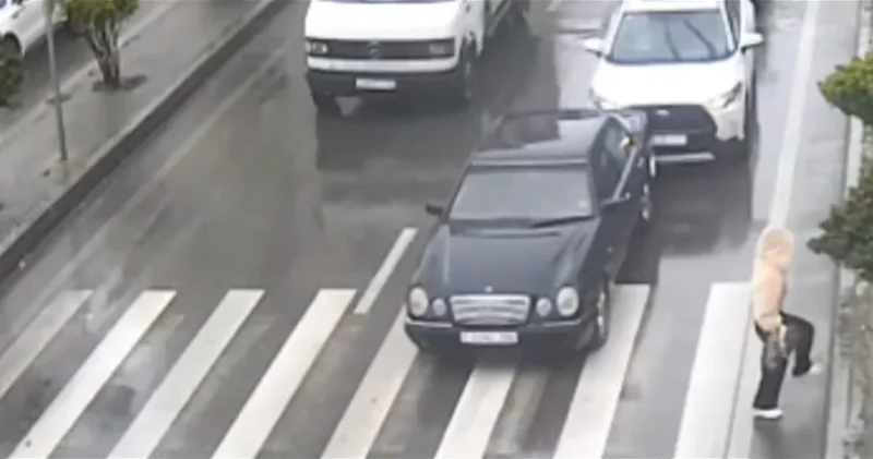Кадры момента ДТП в дождливом Баку ВИДЕО