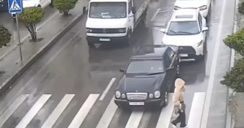 Водитель спровоцировал дождливую цепную аварию в Баку ВИДЕО