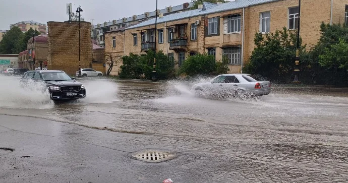 Gəncədə avtomobillərin hərəkəti çətinləşdi: Yağan güclü yağış ... FOTOLAR