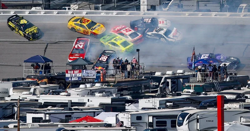 Авария с участием до 30 автомобилей произошла на американских гонках NASCAR