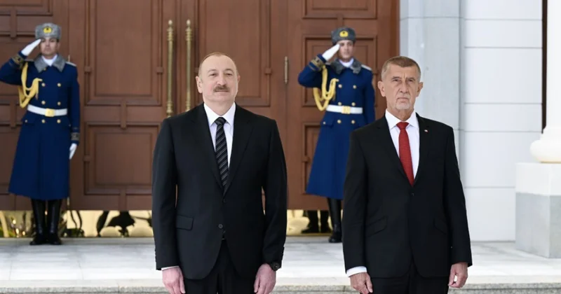 Oyunun mərkəzində dayanan Bakı Şərh