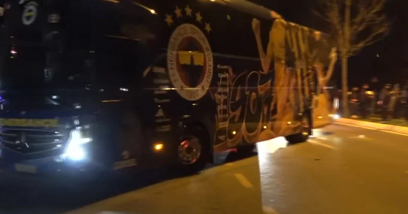 Məğlubiyyətdən sonra avtobusu da daşladılar Video