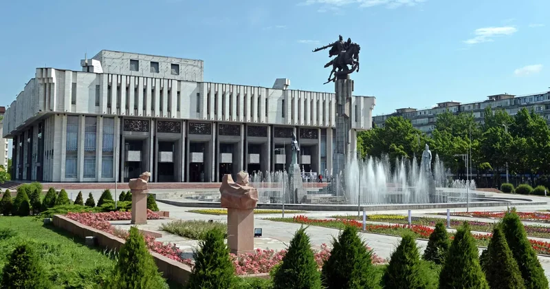 В Кыргызстане в здании филармонии заложена бомба? Проведена эвакуация, территория оцеплена
