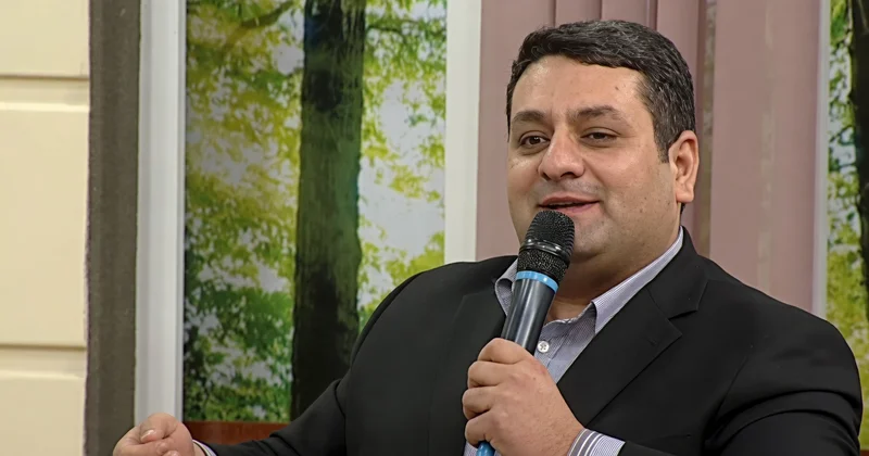 Elcan Rəsulovdan meyxanaçılara irad: “İçib cibindəki...”