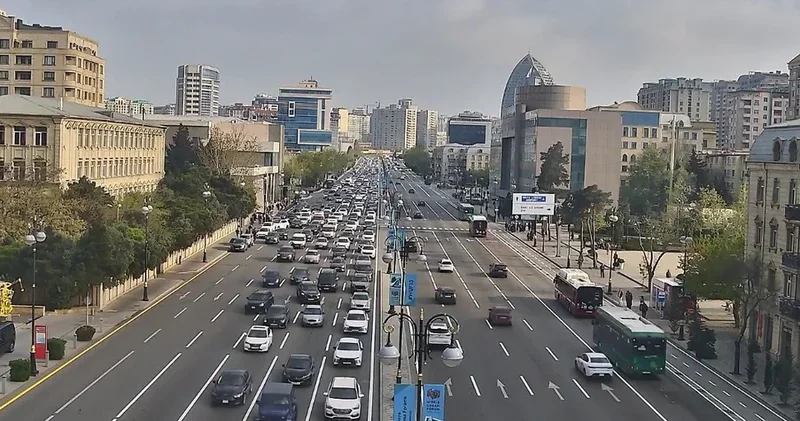 В Баку на 10 улицах и проспектах наблюдаются пробки