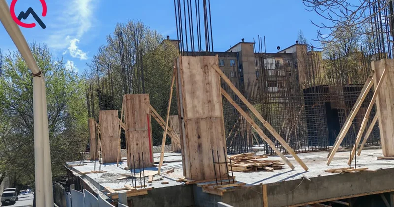 “Yarımstansiyaya yaxın yerdə tikilir, gecə ilə ağaclar da kəsilib” Foto