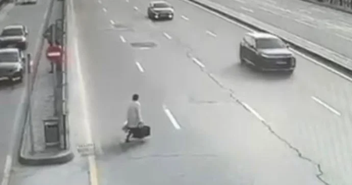 Yolu parkla səhv salan piyadanı maşın belə vurdu REAL VİDEO