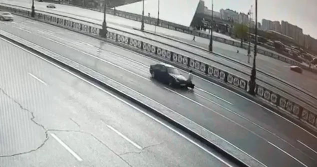 Жуткое ДТП в Баку: автомобиль подкинул женщину в воздух