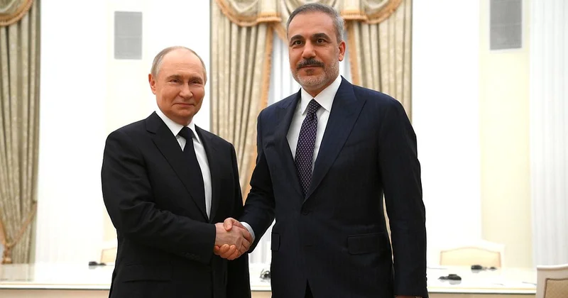 Putin Kremldə Türkiyənin xarici işlər naziri Hakan Fidanı qəbul edib