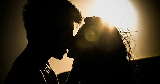 Deyirsiniz yəni,.. indi cammat bir biriylə öpüşməsin..?