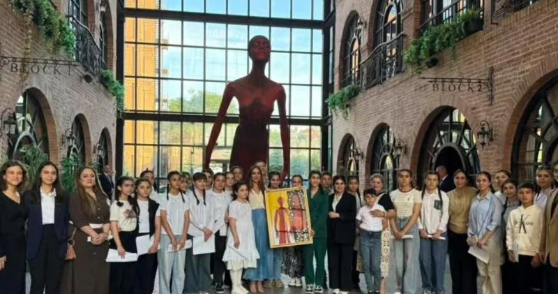 Arzu Əliyeva AUİB də reabilitasiya keçən uşaqlarla görüşüb