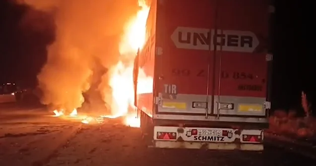 Qoşqusunda 21 ton yük olan maşın yandı Video