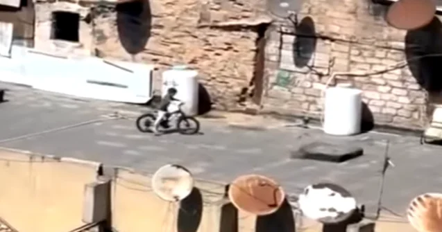 Bakıda uşaqlar binanın damında velosiped sürür Video