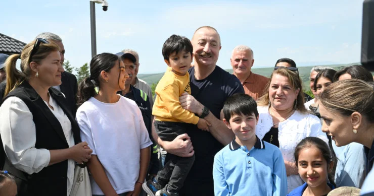 Prezident uşaqlarla şəkil çəkdirdi FOTOLENT