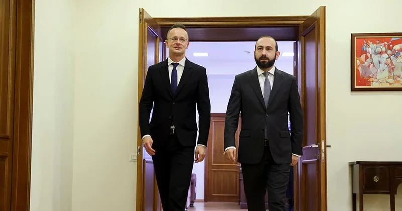 Сийярто обсудил с Мирзояном мир между Арменией и Азербайджаном