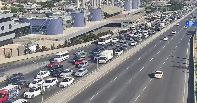 Bakının bir sıra yollarında nəqliyyatın sıxlığı yaranıb