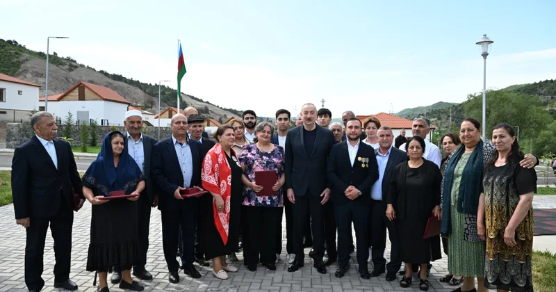 Prezident İlham Əliyev Laçının Bəylik kəndinə köçən sakinlərlə görüşüb, onlara evlərin açarlarını təqdim edib YENİLƏNƏCƏK