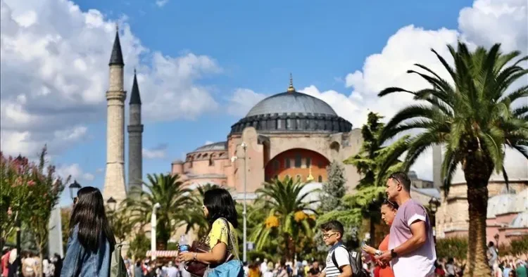 Türkiyəyə turist axını niyə azalıb? Yemək baha, muzey baha...