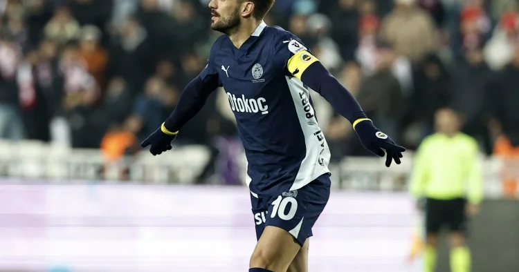Fənərbaxça nın futbolçusu ölkəsinə qayıdır