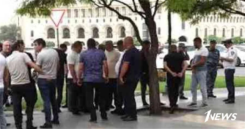 Грузоперевозчики протестуют у здания правительства Армении требуют налоговых послаблений