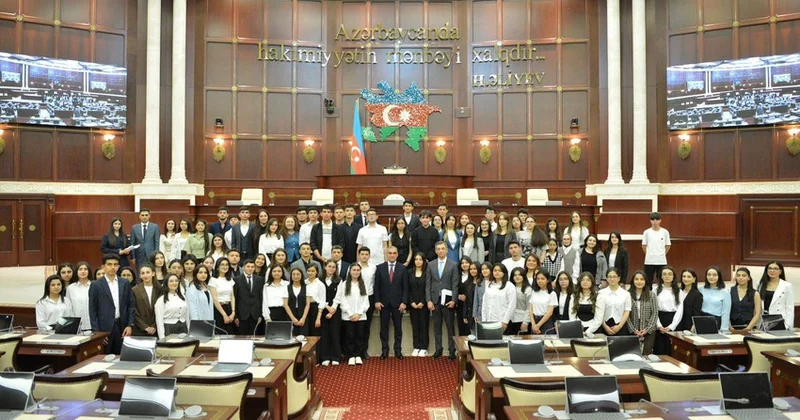 Qarabağ Universitetinin tələbələri Milli Məclisdə FOTOLAR