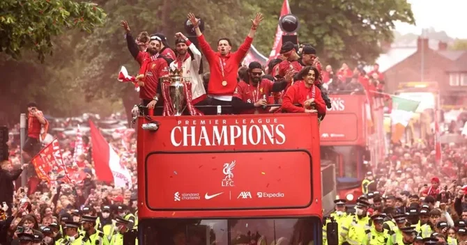 Liverpulda parad zamanı azarkeşlərin üzərinə maşın sürdü Onlarla yaralı var