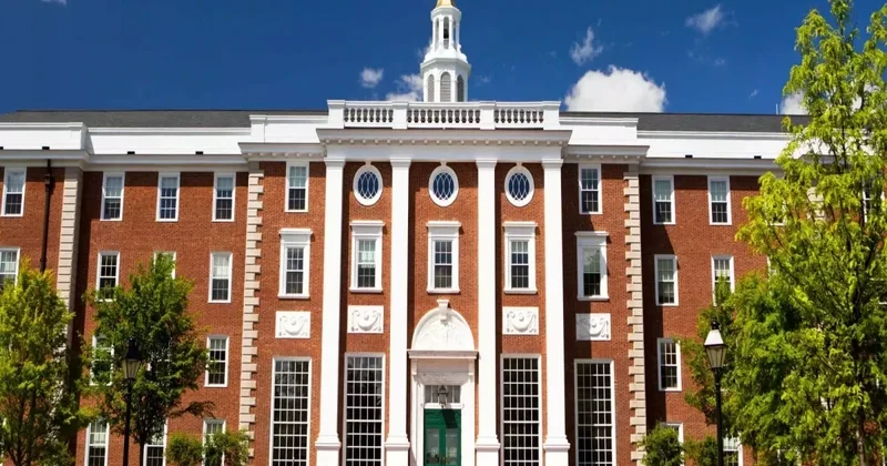 KİV: Tramp administrasiyası Harvard ilə bütün maliyyə müqavilələrini ləğv edəcək
