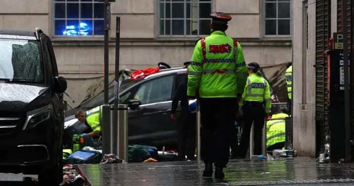 Britaniyada avtomobil insan izdihamına çırpılıb