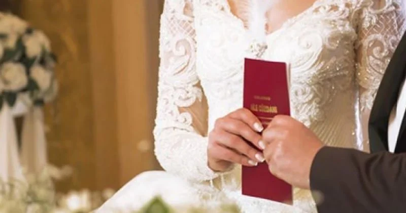 Azərbaycanda zerkalni gündə REKORD SAYDA evlilik olub