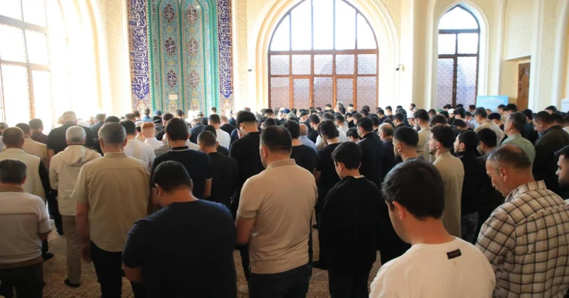 Gəncədə bayram namazı qılınıb, qurbanlar kəsilib