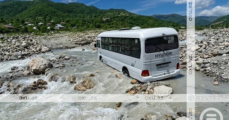 Şamaxıda sərnişin avtobusu çayda ortasında qaldı VİDEO
